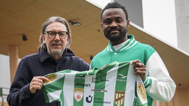 Sportdirektor Dieter Alge präsentierte Neuzugang Asumah Akubakar