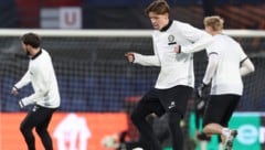 Der gerade erst 17-jährige Luca Weinhandl steht gegen Feyenoord Rotterdam überraschend in der ...