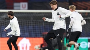 Der gerade erst 17-jährige Luca Weinhandl steht gegen Feyenoord Rotterdam überraschend in der ...