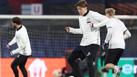 Der gerade erst 17-jährige Luca Weinhandl steht gegen Feyenoord Rotterdam überraschend in der ...