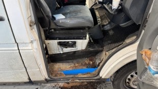 Solche Bilder sind für Autobahnpolizisten auch in Oberösterreich keine Seltenheit: Schrott-Lkw ...