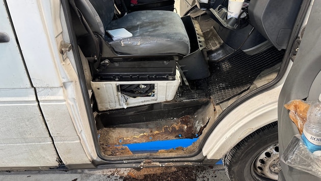 Solche Bilder sind für Autobahnpolizisten auch in Oberösterreich keine Seltenheit: Schrott-Lkw ...