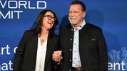 Klimaschutz kann auch Spaß machen: Arnold Schwarzenegger mit Monika Langthaler.