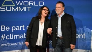 Klimaschutz kann auch Spaß machen: Arnold Schwarzenegger mit Monika Langthaler.