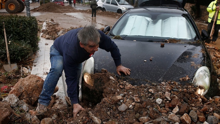 Geröll wurde durch die Gegend geschleudert.