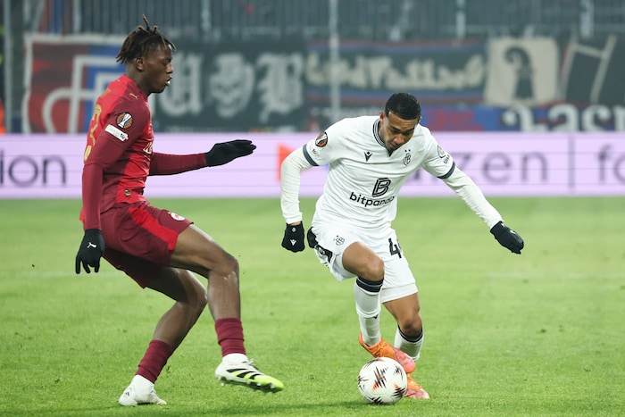 Joane Gadou (li.) lieferte eine gute Leistung ab.