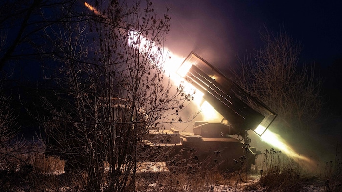 Ukrainische Artillerie feuert auf russische Positionen in der Region Donezk.