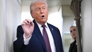 Am Rückflug in die USA betonte der Präsident, dass ein Militärschlag weiterhin im Raum steht. 