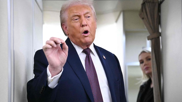 Am Rückflug in die USA betonte der Präsident, dass ein Militärschlag weiterhin im Raum steht.