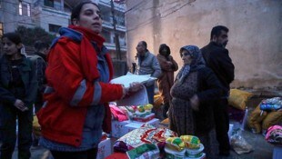 Irakische Helfer bei der Verteilung von Lebensmitteln an kurdische Flüchtlinge