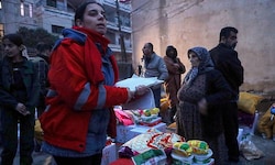 Irakische Helfer bei der Verteilung von Lebensmitteln an kurdische Flüchtlinge