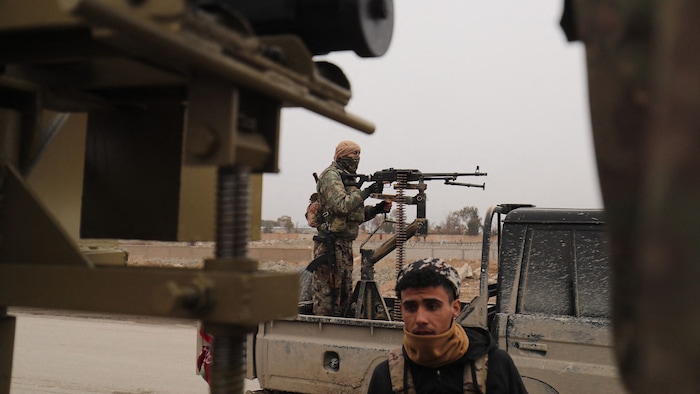 Einheiten der kurdischen Syrischen Demokratischen Kräfte mussten sich aus mehreren Gebieten ...