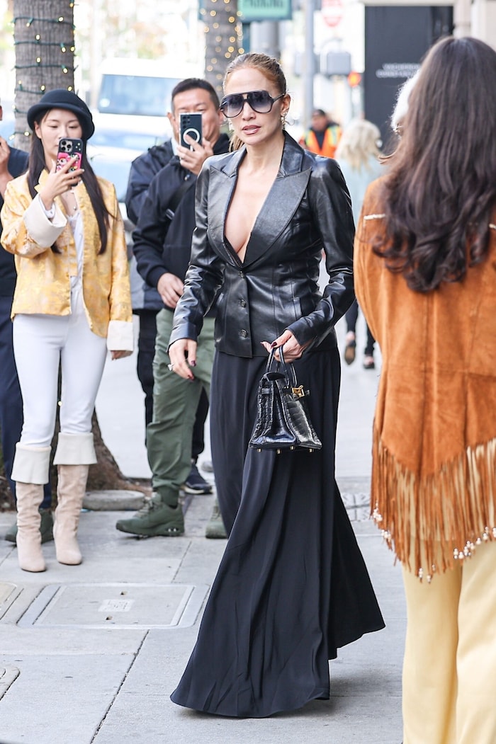 Jennifer Lopez wurde beim Verlassen des Geschäfts von Fans abgelichtet.