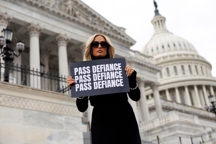 Hilton setzt sich vor dem Kapitol für die Verabschiedung des sogenannten Defiance Acts ein.