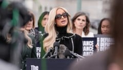 Paris Hilton spricht bei einer Pressekonferenz vor dem Kapitol.