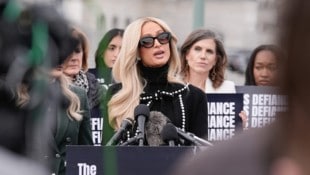 Paris Hilton spricht bei einer Pressekonferenz vor dem Kapitol.