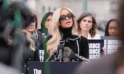 Paris Hilton spricht bei einer Pressekonferenz vor dem Kapitol.