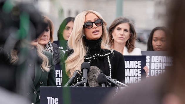 Paris Hilton spricht bei einer Pressekonferenz vor dem Kapitol.