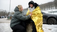 Die betroffene Person muss vor der Kälte geschützt werden.