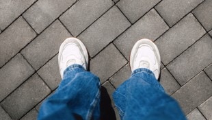 Der Mann verfolgte die Frauen, dabei entblößte er plötzlich sein Geschlechtsteil (Symbolbild). 