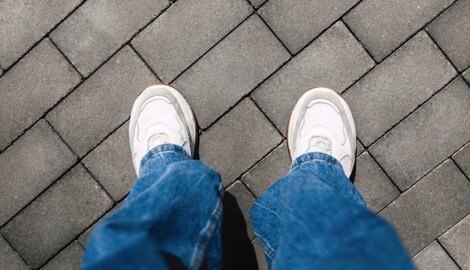 Der Mann verfolgte die Frauen, dabei entblößte er plötzlich sein Geschlechtsteil (Symbolbild). 