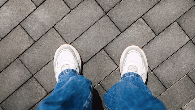Der Mann verfolgte die Frauen, dabei entblößte er plötzlich sein Geschlechtsteil (Symbolbild).