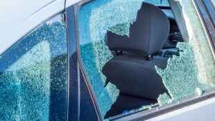 Die Täter schlugen mit einem Nothammer die Scheiben der Fahrzeuge ein (Symbolbild).