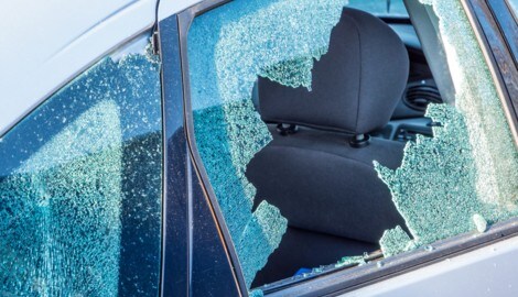 Die Täter schlugen mit einem Nothammer die Scheiben der Fahrzeuge ein (Symbolbild).