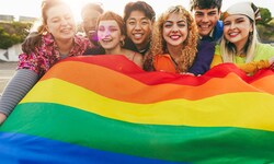 Die Regenbogen-Flagge ist ein fixes Accessoire der GenZ.