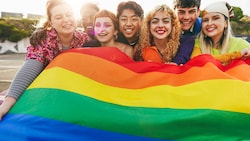 Die Regenbogen-Flagge ist ein fixes Accessoire der GenZ.