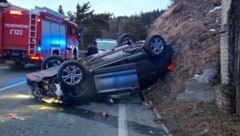Das Auto kam am Dach liegend zum Stillstand.