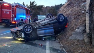 Das Auto kam am Dach liegend zum Stillstand.
