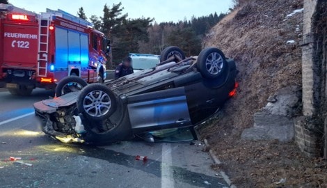 Das Auto kam am Dach liegend zum Stillstand.