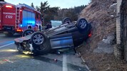 Das Auto kam am Dach liegend zum Stillstand.