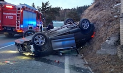 Das Auto kam am Dach liegend zum Stillstand.