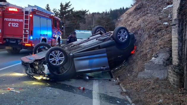 Das Auto kam am Dach liegend zum Stillstand.