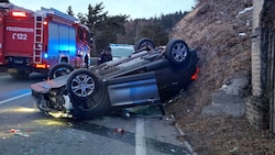 Das Auto kam am Dach liegend zum Stillstand.