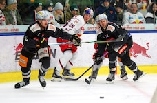 Peter Hochkofler (M.) muss seine Saison vorzeitig beenden.