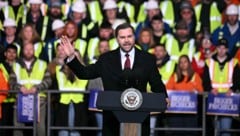 US-Vizepräsident JD Vance  sprach vor Mitarbeitern eines Frachtterminals in Toledo im Bundestaat ...