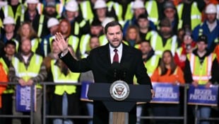 US-Vizepräsident JD Vance  sprach vor Mitarbeitern eines Frachtterminals in Toledo im Bundestaat ...