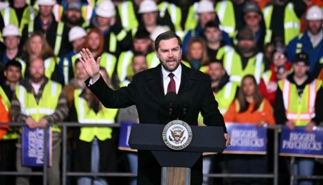 US-Vizepräsident JD Vance  sprach vor Mitarbeitern eines Frachtterminals in Toledo im Bundestaat ...
