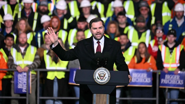 US-Vizepräsident JD Vance sprach vor Mitarbeitern eines Frachtterminals in Toledo im Bundestaat ...