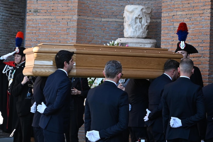 Der Sarg des Modeschöpfers wird zur Musik von Mozart in die Basilika gebracht.