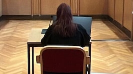 Die 21-Jährige saß mit Tränen in den Augen vorm Richter.