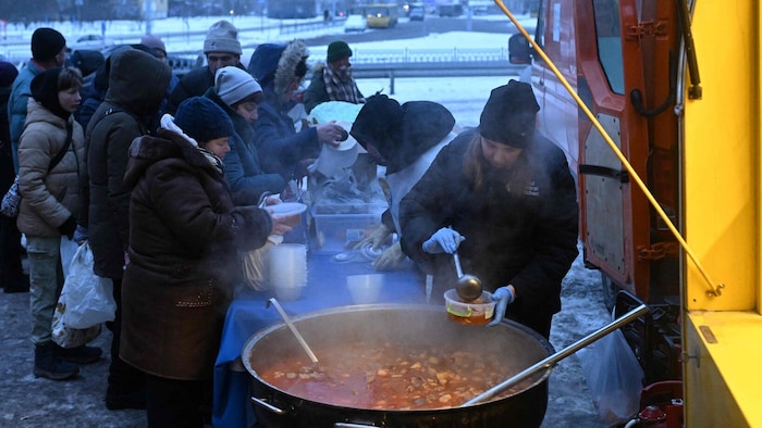 Menschen bei einer Suppenküche in Kiew