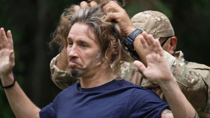 Gil Ofarim wird vor dem Einzug ins Camp von den Rangern genau untersuch