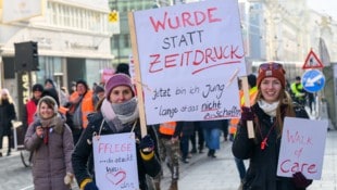 In Linz gingen am Donnerstag Hunderte Pflegekräfte auf die Straße.
