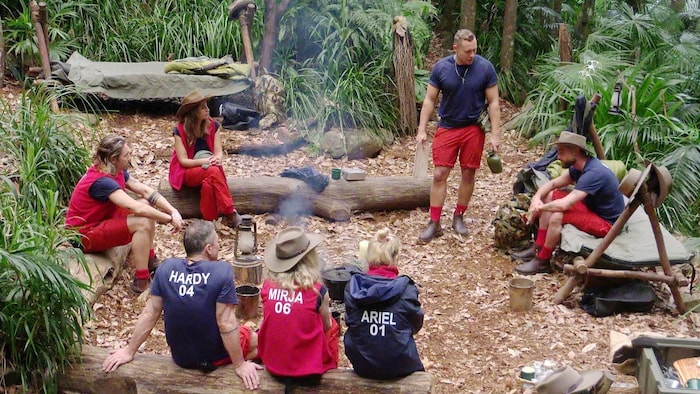 Gil Ofarim mit den anderen Dschungel-Kandiaten im Camp