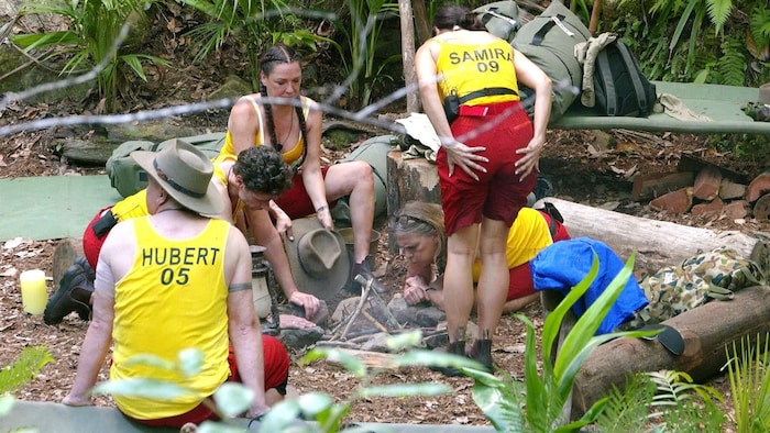 Nicole Belstler-Boettcher (2.v.r.) und die anderen Stars versuchen im Camp „Snake Rock“ Feuer zu ...