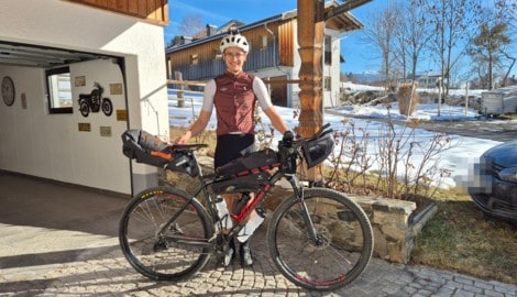 Radmontur und Mountainbike gehören für Lukas Forcher zur Standardausrüstung bei seinem ...